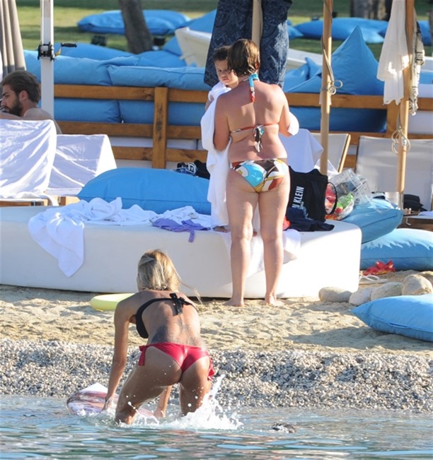 Çağla Şıkel çocuklarına kavuştu!