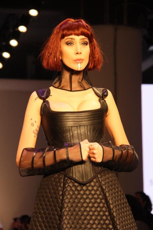 Moda haftasında transparan haykırış