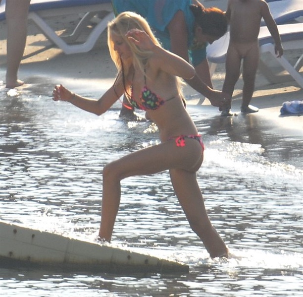 Dilara Öztunç Bikinili